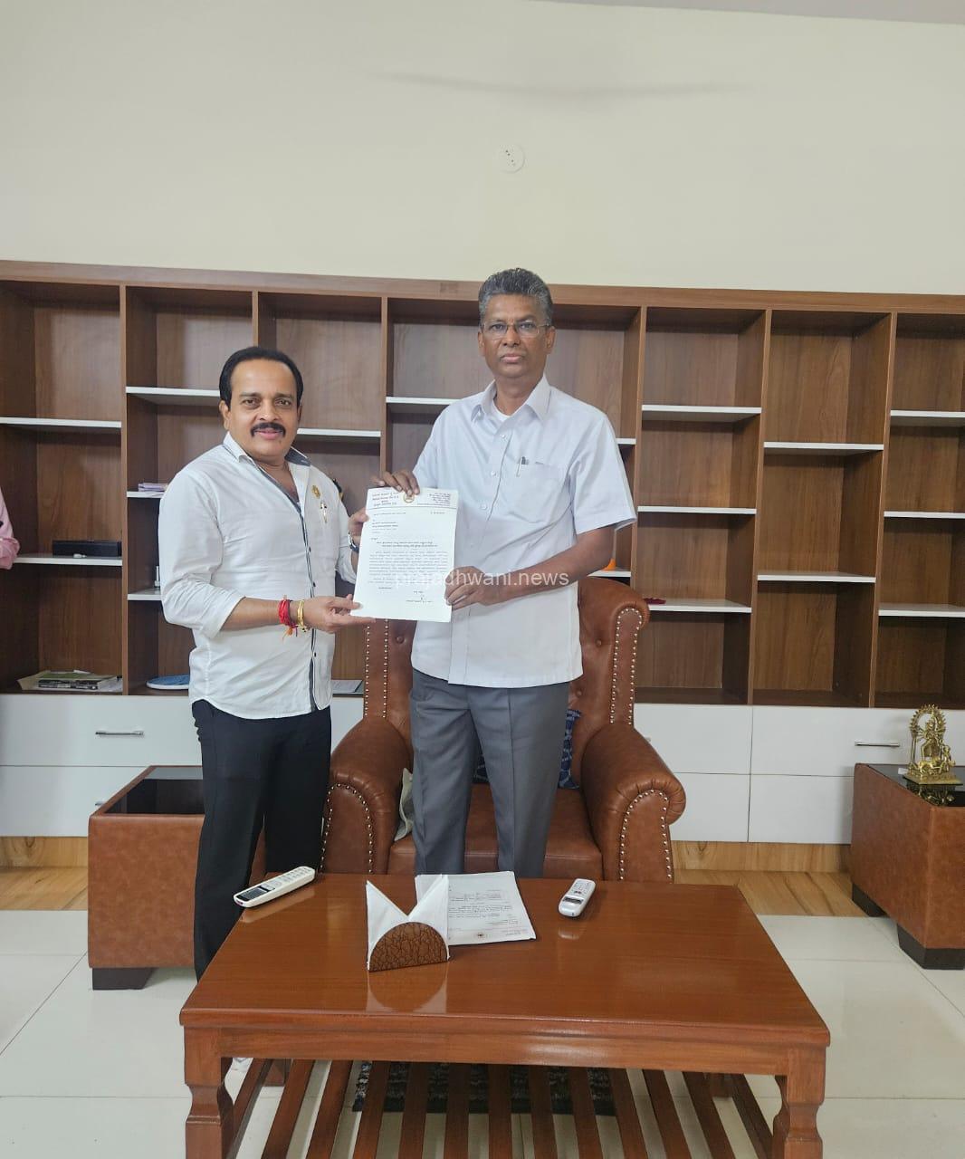 ಬೆಂಗಳೂರು: ಲೋಕೋಪಯೋಗಿ ಮತ್ತು ಸಣ್ಣ ನೀರಾವರಿ ಸಚಿವ ಸತೀಶ್ ಜಾರಕಿಹೊಳಿ ಬೇಟಿಯಾದ ಅಶೋಕ್ ರೈ. ಗ್ರಾಮೀಣ ಭಾಗದ ಅಭಿವೃದ್ಧಿಗೆ ಮಾನ್ಯತೆ ನೀಡುವಂತೆ ಮನವಿ