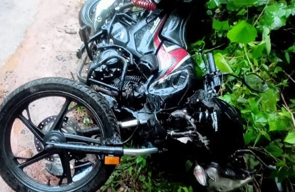 ವಿಟ್ಲ: ಪಿಕಪ್ – ಬೈಕ್ ನಡುವೆ ಮಂಗಲಪದವಿನಲ್ಲಿ ಅಪಘಾತ. ಅಪ್ರಾಪ್ತ ಬೈಕ್ ಸವಾರನಿಗೆ ಗಂಭೀರ ಗಾಯ