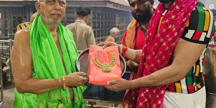 ಮಂಗಳೂರು: ಕಟೀಲು ಶ್ರೀ ದುರ್ಗಾಪರಮೇಶ್ವರಿ ದೇವರಿಗೆ 62 ಗ್ರಾಂ ನ ಬಂಗಾರದ ನೆಕ್ಲೇಸ್ ಸಮರ್ಪಿಸಿದ ಯುವ ಉದ್ಯಮಿ