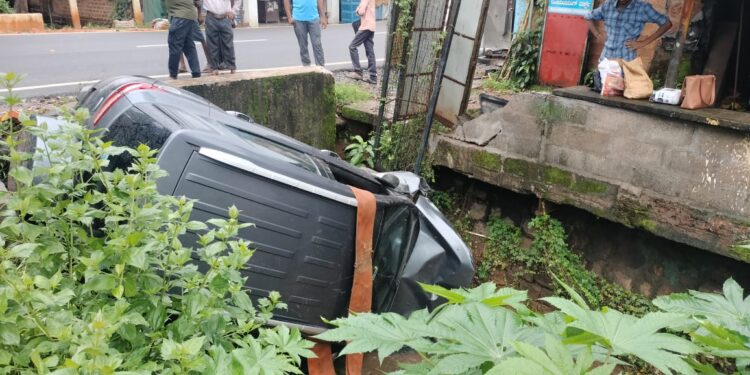 ವಿಟ್ಲ:‌ ಬೈಕ್ ಅಡ್ಡ ಬಂದು ನಿಯಂತ್ರಣ ತಪ್ಪಿ ಕಾರು ಪಲ್ಟಿ