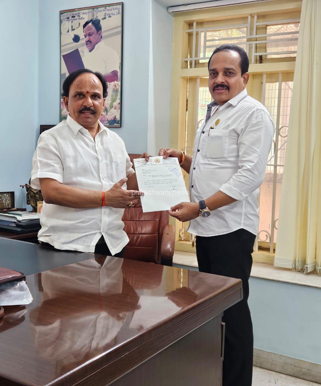 ಪುತ್ತೂರು: ಕರಾವಳಿ ಪ್ರಾಧಿಕಾರದಿಂದ ಪುತ್ತೂರಿಗೆ ಅನುದಾನ ನೀಡುವಂತೆ ಸಚಿವರಿಗೆ ಶಾಸಕ ಅಶೋಕ್ ರೈ ಮನವಿ