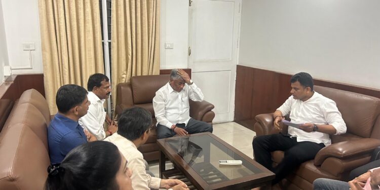 ಮಂಗಳೂರು: ಭಾರತ ಸರ್ಕಾರದ ರಾಜ್ಯ ರೈಲ್ವೆ ಮತ್ತು ಜಲಶಕ್ತಿ ಸಚಿವರಾದ ಶ್ರೀ ವಿ. ಸೋಮಣ್ಣವರನ್ನು ಸ್ವಾಗತಿಸಿದ ಕ್ಯಾ.ಬ್ರಿಜೇಶ್ ಚೌಟ