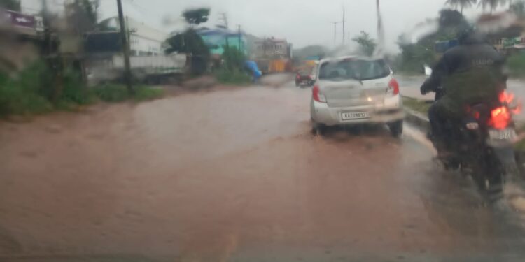 ಮಂಗಳೂರು: ಎಡೆಬಿಡದೆ ಸುರಿಯುವ ಮಳೆಗೆ ಅಡ್ಯಾರ್ ರಸ್ತೆ ಜಲವೃತ