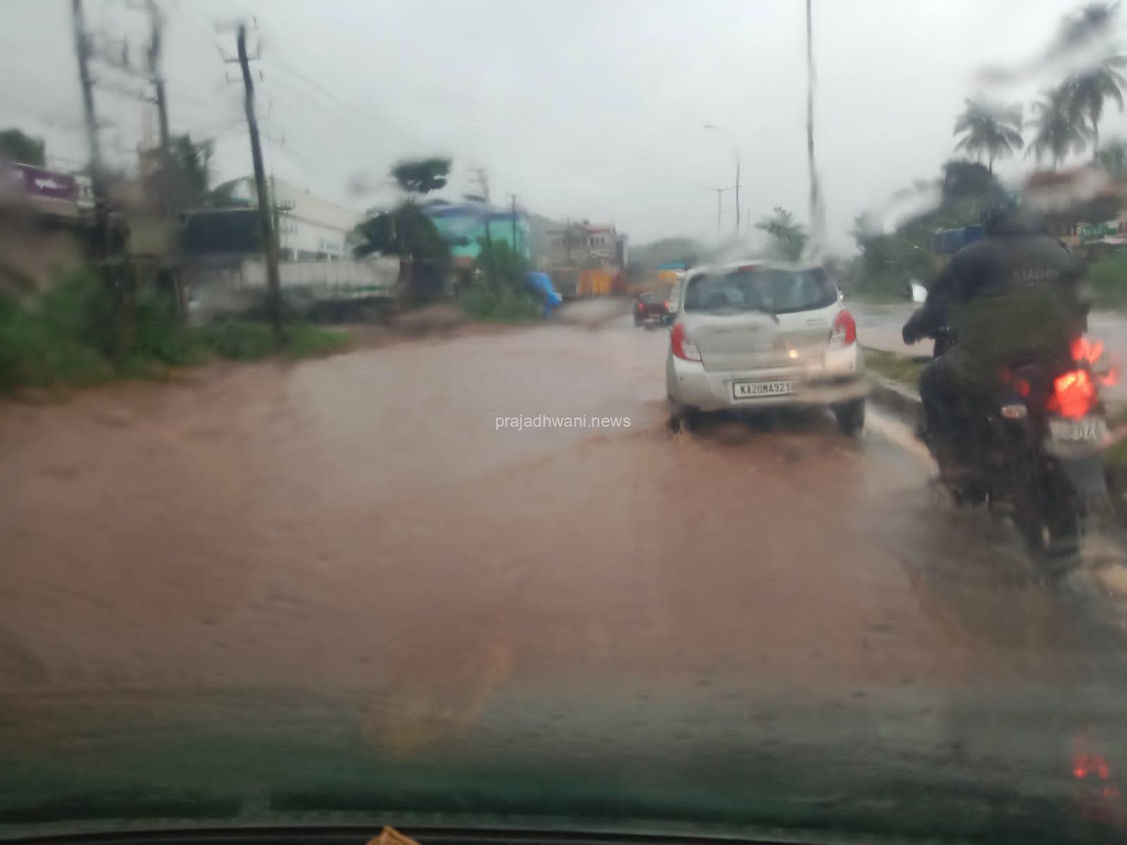 ಮಂಗಳೂರು: ಎಡೆಬಿಡದೆ ಸುರಿಯುವ ಮಳೆಗೆ ಅಡ್ಯಾರ್ ರಸ್ತೆ ಜಲವೃತ