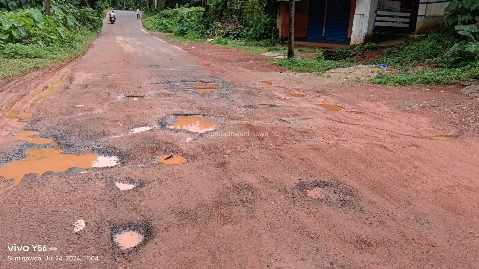 ಬಲ್ನಾಡ್ ರಸ್ತೆ ಕರ್ಕುoಜದಲ್ಲಿ ನೀರು ಡಾಮರು ರಸ್ತೆಗೆ ಬಿಡುದರಿಂದ ಹೊಂಡಗುಂಡಿ