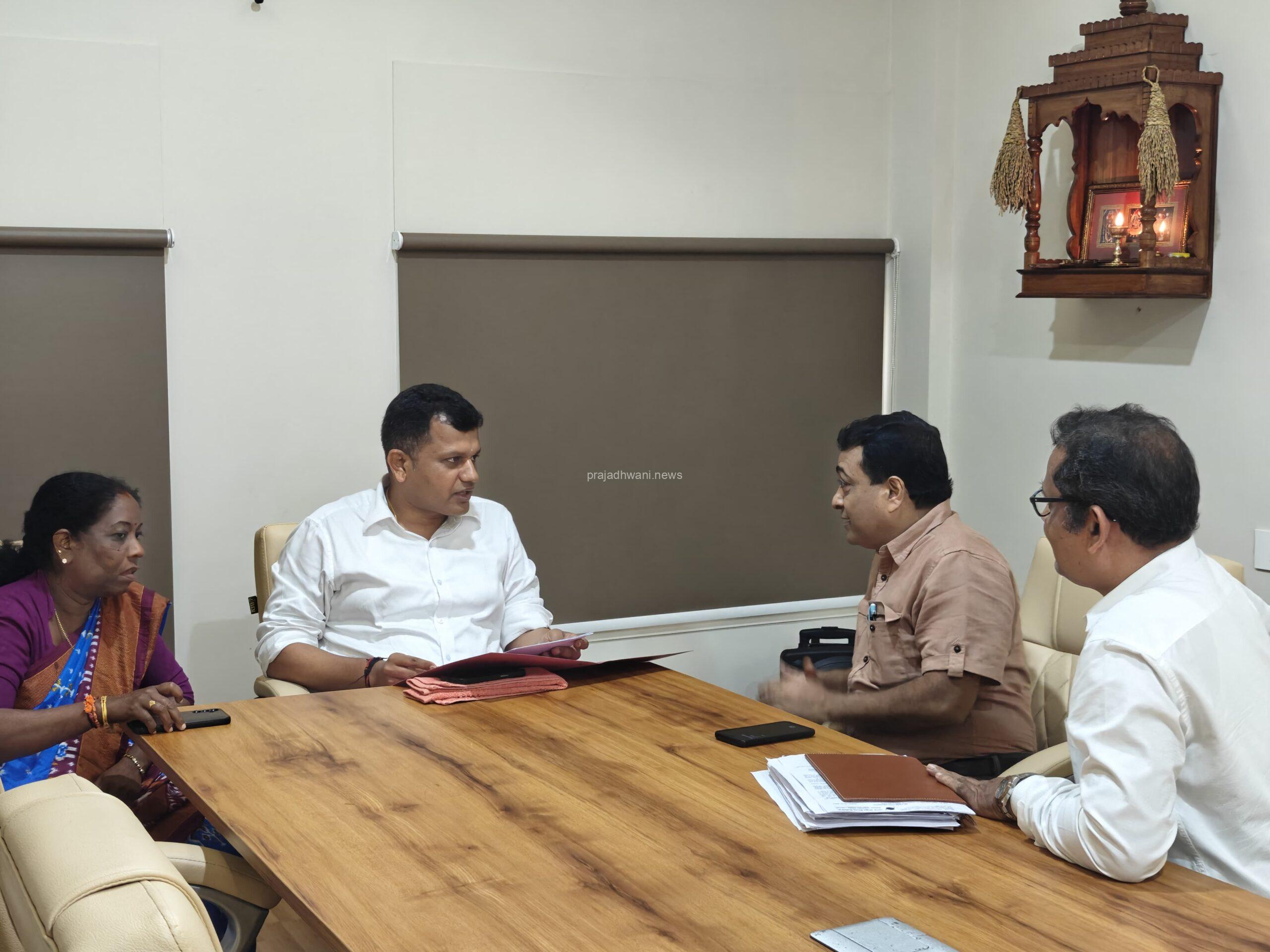 ದಕ್ಷಿಣ ಕನ್ನಡ: ಗ್ರಾಮೀಣ ಭಾಗಗಳಲ್ಲಿ ಬಿ.ಎಸ್.ಎನ್.ಎಲ್ ಸಂಪರ್ಕದ ಉನ್ನತೀಕರಣ ಹಾಗೂ ನೆಟ್ವರ್ಕ್ ಸಮಸ್ಯೆ ಬಗ್ಗೆ ಅಧಿಕಾರಿಗಳೊಂದಿಗೆ ಚರ್ಚಿಸಿದ ಕ್ಯಾಪ್ಟನ್ ಬ್ರಿಜೇಶ್ ಚೌಟ