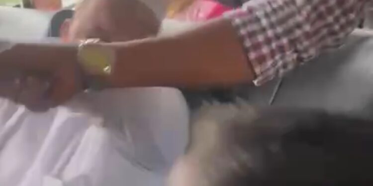 ಮಂಗಳೂರು : ಅಪ್ರಾಪ್ತ ಬಾಲಕಿಗೆ ಬಸ್ ನಲ್ಲಿ ಕಿರುಕುಳ ನೀಡಿದ ಮೌಲ್ವಿಗೆ ಸಾರ್ವಜನಿಕರಿಂದ ಗೂಸಾ