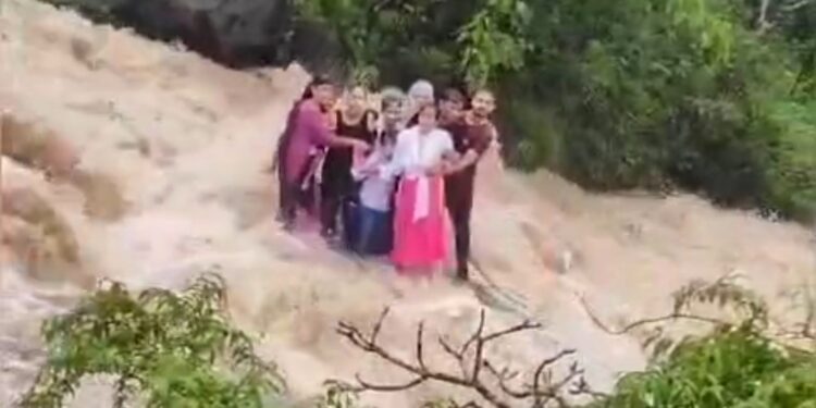 ಜಲಪಾತದಲ್ಲಿ ಹಠಾತ್ ಪ್ರವಾಹ: ಒಂದೇ ಕುಟುಂಬದ ಐವರು ನೀರು ಪಾಲು.