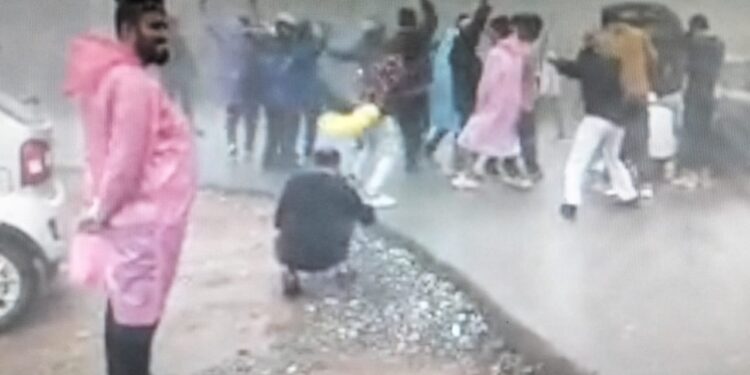 ಕಾಲಭೈರವೇಶ್ವರನ ಕ್ಷೇತ್ರವಾಗಿರುವ ದೇವರಮನೆಯಲ್ಲಿ ರಸ್ತೆಯಲ್ಲಿ ಪ್ರವಾಸಿಗರ ಮೋಜು, ಮಸ್ತಿ, ಹುಚ್ಚಾಟ: ಸಂಚಾರಕ್ಕೆ ಸಮಸ್ಯೆ ಅಪಾಯಕ್ಕೆ ಆಹ್ವಾನ