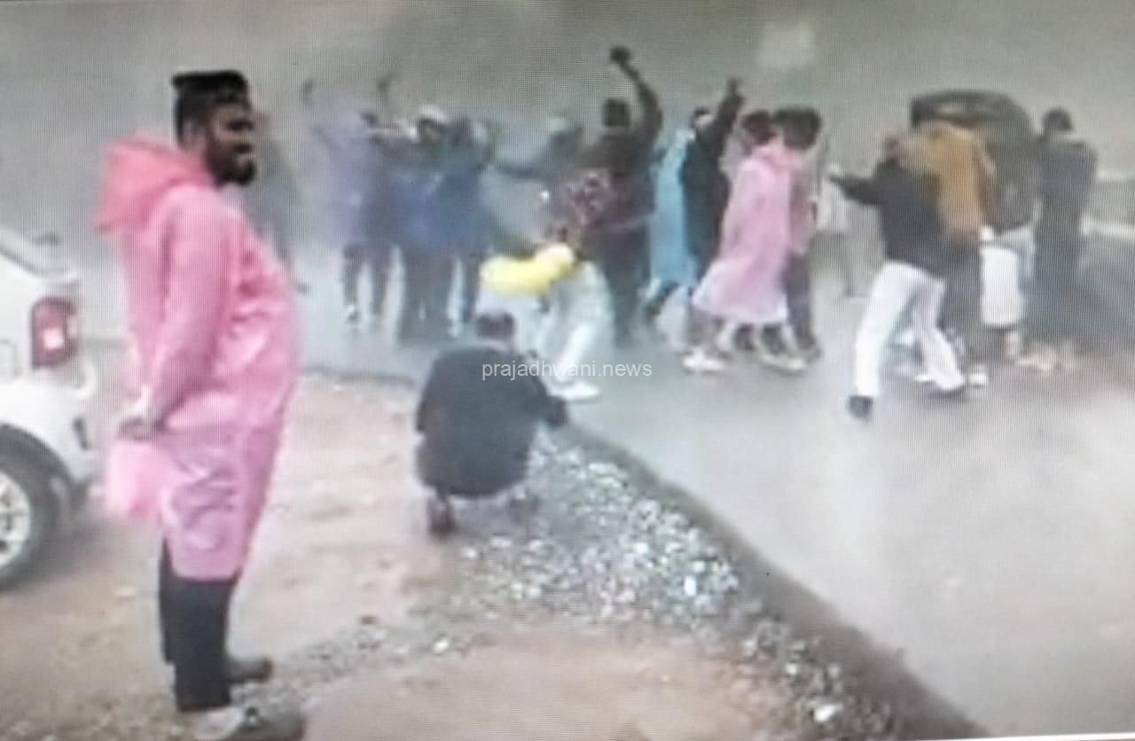 ಕಾಲಭೈರವೇಶ್ವರನ ಕ್ಷೇತ್ರವಾಗಿರುವ ದೇವರಮನೆಯಲ್ಲಿ ರಸ್ತೆಯಲ್ಲಿ ಪ್ರವಾಸಿಗರ ಮೋಜು, ಮಸ್ತಿ, ಹುಚ್ಚಾಟ: ಸಂಚಾರಕ್ಕೆ ಸಮಸ್ಯೆ ಅಪಾಯಕ್ಕೆ ಆಹ್ವಾನ