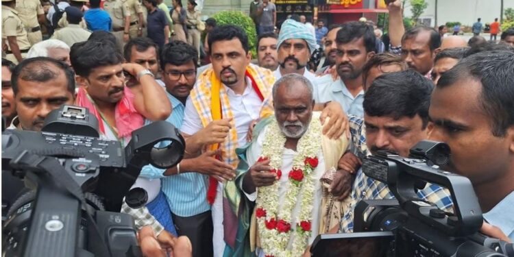 ರೈತನಲ್ಲಿ ಕ್ಷಮೆ ಕೇಳಿದ  ಬೆಂಗಳೂರಿನ ಜಿ ಟಿ ಮಾಲ್. ಅವಮಾನಿಸಿದವರಿಂದಲೇ ಸನ್ಮಾನ.