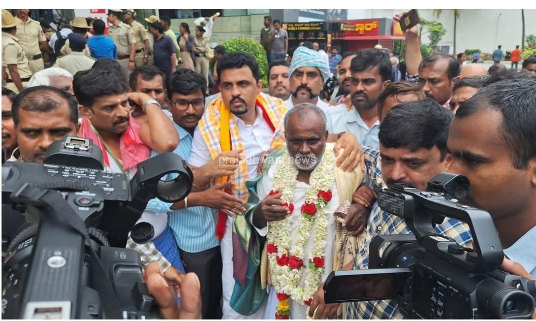 ರೈತನಲ್ಲಿ ಕ್ಷಮೆ ಕೇಳಿದ  ಬೆಂಗಳೂರಿನ ಜಿ ಟಿ ಮಾಲ್. ಅವಮಾನಿಸಿದವರಿಂದಲೇ ಸನ್ಮಾನ.