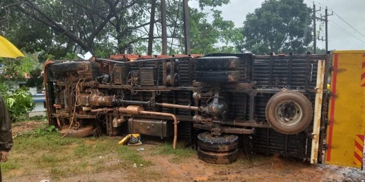 ಪುಂಜಾಲಕಟ್ಟೆ ಲಾರಿ ಪಲ್ಟಿಯಾಗಿ‌ ಓರ್ವ ಸ್ಥಳದಲ್ಲಿಯೇ ಸಾವು, ಮೂವರು ಗಂಭೀರ