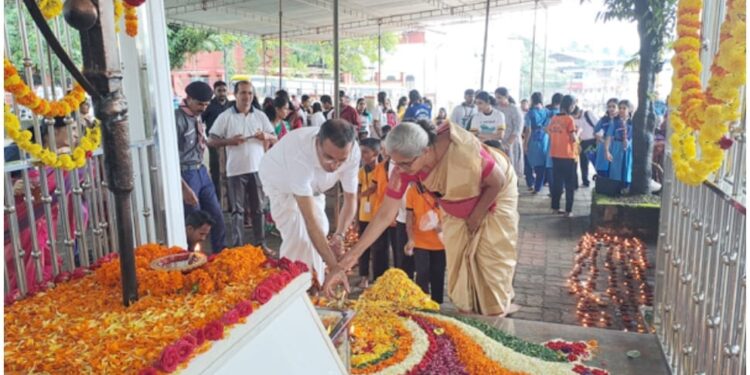 ಅಂಬಿಕಾ ವಿದ್ಯಾಸಂಸ್ಥೆಗಳ ನೇತೃತ್ವದಲ್ಲಿ ಕಾರ್ಗಿಲ್ ವಿಜಯ ದಿವಸ್ ಕಾರ್ಯಕ್ರಮ; ಅಮರ್ ಜವಾನ್ ಜ್ಯೋತಿ ಸ್ಮಾರಕದ ಬಳಿ ಹಣತೆ ಬೆಳಗಿ ಯೋಧರಿಗಾಗಿ ಪ್ರಾರ್ಥನೆ