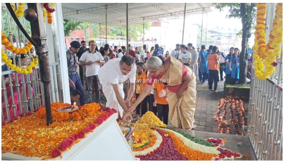 ಅಂಬಿಕಾ ವಿದ್ಯಾಸಂಸ್ಥೆಗಳ ನೇತೃತ್ವದಲ್ಲಿ ಕಾರ್ಗಿಲ್ ವಿಜಯ ದಿವಸ್ ಕಾರ್ಯಕ್ರಮ; ಅಮರ್ ಜವಾನ್ ಜ್ಯೋತಿ ಸ್ಮಾರಕದ ಬಳಿ ಹಣತೆ ಬೆಳಗಿ ಯೋಧರಿಗಾಗಿ ಪ್ರಾರ್ಥನೆ