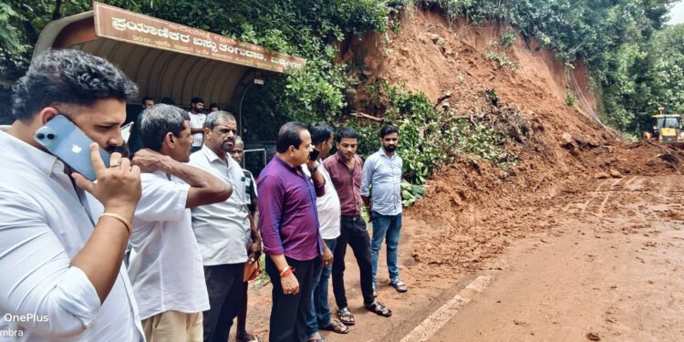 ಪುತ್ತೂರು: ಕೌಡಿಚ್ಚಾರ್ ರಾಷ್ಟ್ರೀಯ ಹೆದ್ದಾರಿಗೆ ಧರೆ ಕುಸಿತ ಸ್ಥಳಕ್ಕೆ ಶಾಸಕರ ಭೇಟಿ, ಅಪಾಯಕಾರಿ ಧರೆ ತೆರವುಗೊಳಿಸಿ: ಶಾಸಕ ಅಶೋಕ್ ಕುಮಾರ್ ರೈ ಸೂಚನೆ