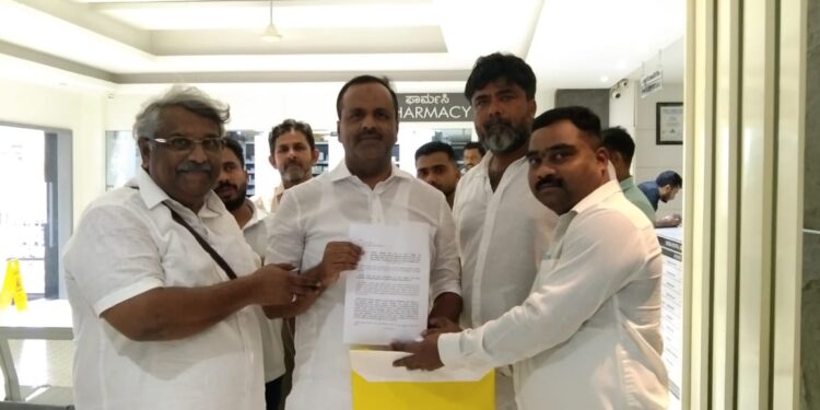 ಪುತ್ತೂರು: ಸರಕಾರಿ ಕಛೇರಿ, ಶಾಲಾ, ಕಾಲೇಜು, ಸಂಘ ಸಂಸ್ಥೆಗಳಲ್ಲಿ ಸಂವಿಧಾನ ಪೀಠಿಕೆ ಅಂಬೇಡ್ಕರ್ ಭಾವಚಿತ್ರ ಕಡ್ಡಾಯಗೊಳಿಸಿ-ಸ್ಪೀಕರ್ ಯು.ಟಿ ಖಾದರ್ ಮತ್ತು ಐವನ್ ಡಿ’ಸೋಜಾರಿಗೆ ಮನವಿ