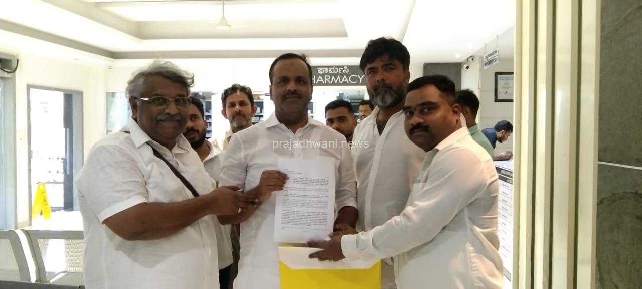 ಪುತ್ತೂರು: ಸರಕಾರಿ ಕಛೇರಿ, ಶಾಲಾ, ಕಾಲೇಜು, ಸಂಘ ಸಂಸ್ಥೆಗಳಲ್ಲಿ ಸಂವಿಧಾನ ಪೀಠಿಕೆ ಅಂಬೇಡ್ಕರ್ ಭಾವಚಿತ್ರ ಕಡ್ಡಾಯಗೊಳಿಸಿ-ಸ್ಪೀಕರ್ ಯು.ಟಿ ಖಾದರ್ ಮತ್ತು ಐವನ್ ಡಿ’ಸೋಜಾರಿಗೆ ಮನವಿ
