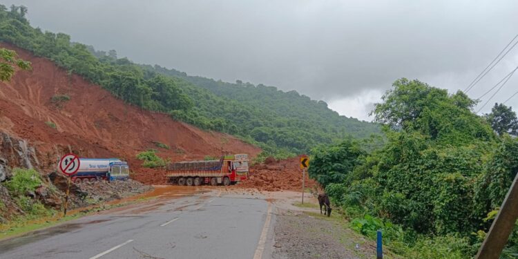 ಅಂಕೋಲಾ: ಅಂಕೋಲಾ ಶಿರೂರು ರಸ್ತೆ‌ ಹೆದ್ದಾರಿ ಗುಡ್ಡ ಕುಸಿತ. ನದಿಗೆ ಬಿದ್ದ ಟ್ಯಾಂಕರ್. ಮಣ್ಣಿನಡಿ ಹಲವು ಮಂದಿ ಸಿಲುಕಿರುವ ಶಂಕೆ
