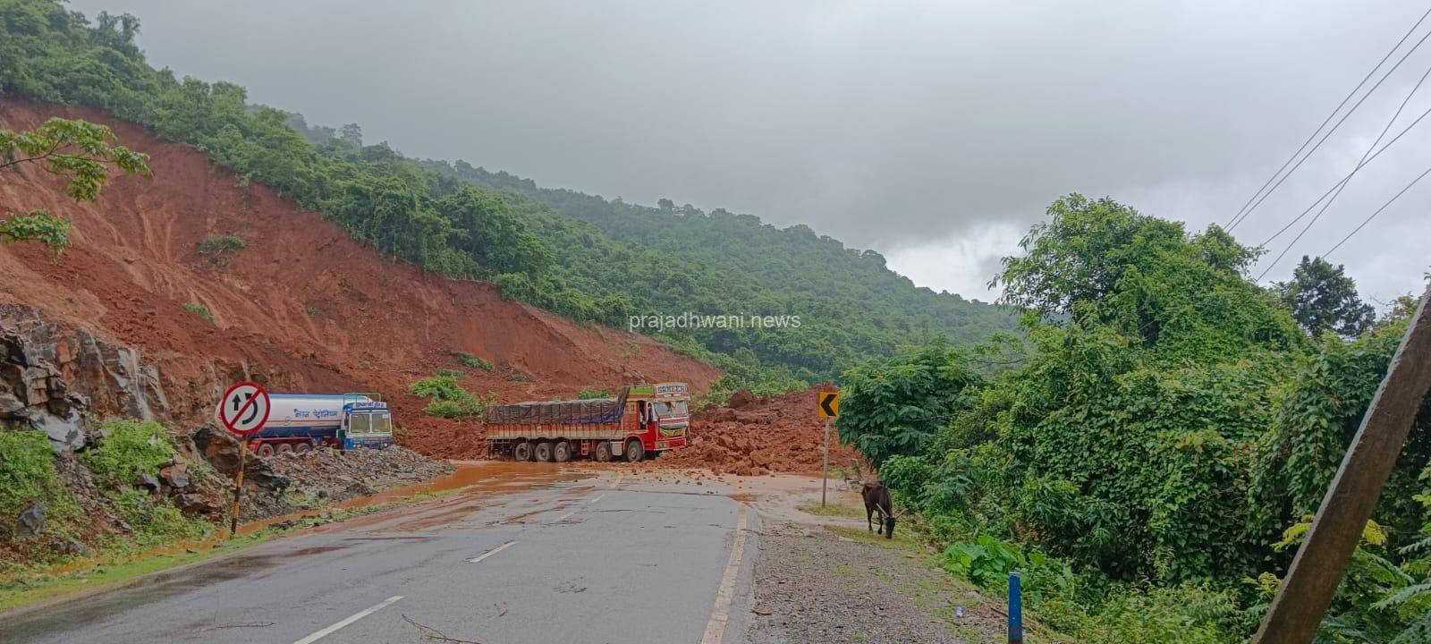 ಅಂಕೋಲಾ: ಅಂಕೋಲಾ ಶಿರೂರು ರಸ್ತೆ ಹೆದ್ದಾರಿ ಗುಡ್ಡ ಕುಸಿತ. ನದಿಗೆ ಬಿದ್ದ ಟ್ಯಾಂಕರ್. ಮಣ್ಣಿನಡಿ ಹಲವು ಮಂದಿ ಸಿಲುಕಿರುವ ಶಂಕೆ