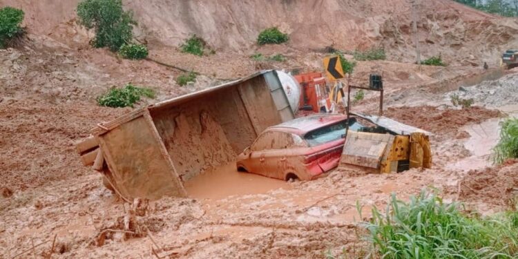 ಸಕಲೇಶಪುರ: ಶಿರಾಡಿ ಘಾಟ್ ಸಂಪೂರ್ಣ ಭೂಕುಸಿತ. ಆರಕ್ಕೂ ಹೆಚ್ಚು ವಾಹನಗಳು ಮಣ್ಣಿನಡಿಯಲ್ಲಿ.  ರಾಷ್ಟ್ರೀಯ ಹೆದ್ದಾರಿ ಸಂಪೂರ್ಣ ಬಂದ್