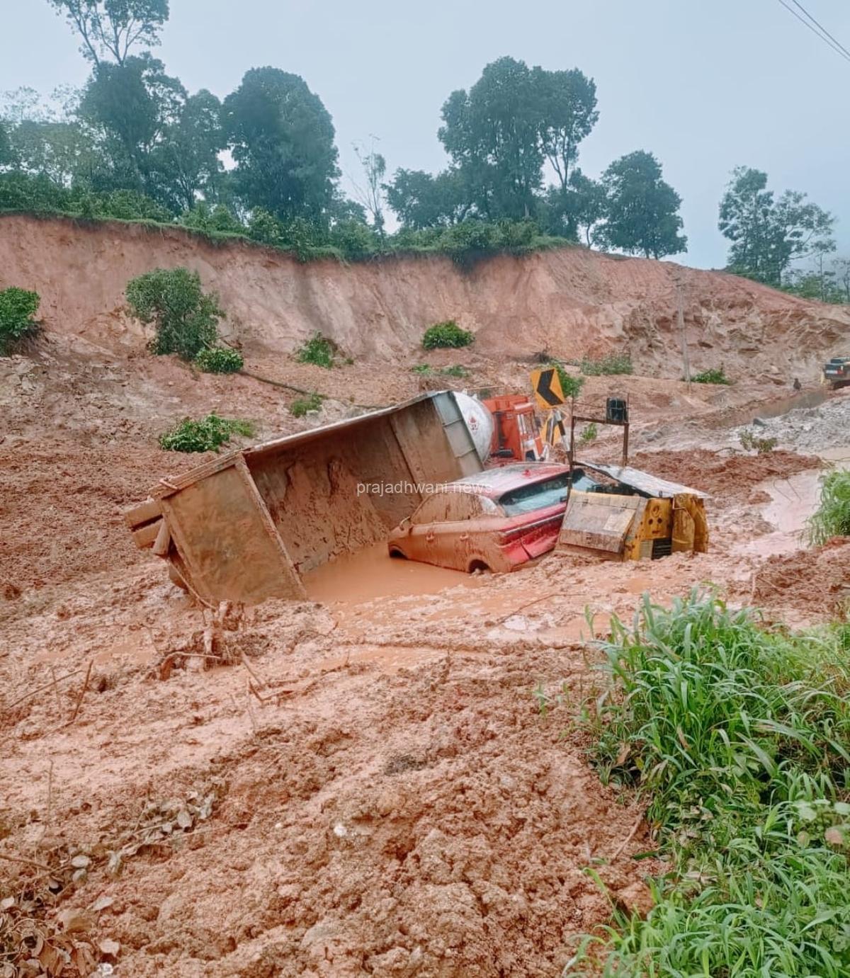 ಸಕಲೇಶಪುರ: ಶಿರಾಡಿ ಘಾಟ್ ಸಂಪೂರ್ಣ ಭೂಕುಸಿತ. ಆರಕ್ಕೂ ಹೆಚ್ಚು ವಾಹನಗಳು ಮಣ್ಣಿನಡಿಯಲ್ಲಿ.  ರಾಷ್ಟ್ರೀಯ ಹೆದ್ದಾರಿ ಸಂಪೂರ್ಣ ಬಂದ್