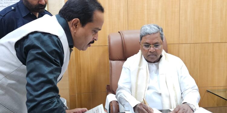 ಪುತ್ತೂರು: ತಾಲೂಕು ಕ್ರೀಡಾಂಗಣ ಅಭಿವೃದ್ದಿಗೆ ಅನುದಾನ ನೀಡುವಂತೆ ಸಿಎಂ ಗೆ ಮನವಿ ಮಾಡಿದ ಶಾಸಕ ಅಶೋಕ್ ರೈ