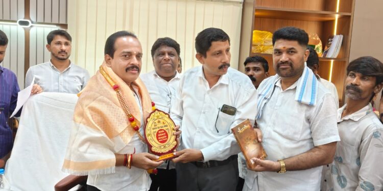 ಪುತ್ತೂರು: ಸದನದಲ್ಲಿ ತುಳುವಿಗಾಗಿ ಹೋರಾಟ ತುಳು ಅಕಾಡೆಮಿಯಿಂದ ಶಾಸಕ ಅಶೋಕ್ ರೈ ಗೆ ಸನ್ಮಾನ