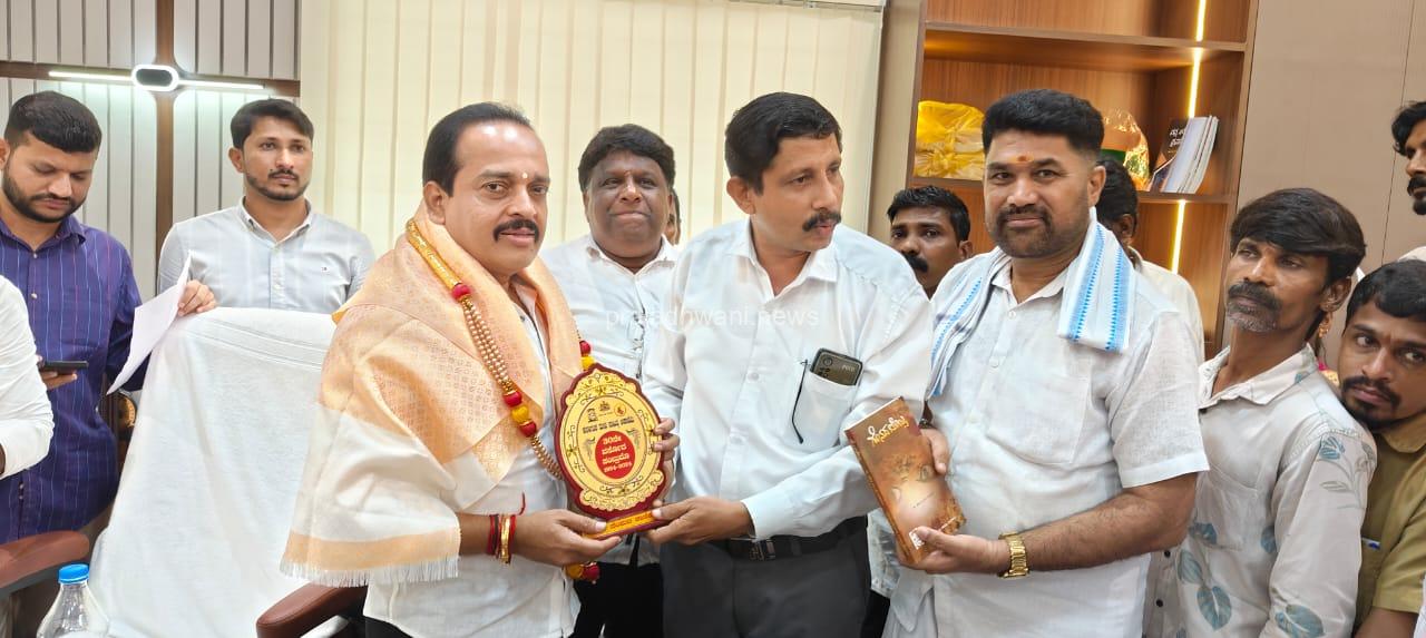 ಪುತ್ತೂರು: ಸದನದಲ್ಲಿ ತುಳುವಿಗಾಗಿ ಹೋರಾಟ ತುಳು ಅಕಾಡೆಮಿಯಿಂದ ಶಾಸಕ ಅಶೋಕ್ ರೈ ಗೆ ಸನ್ಮಾನ