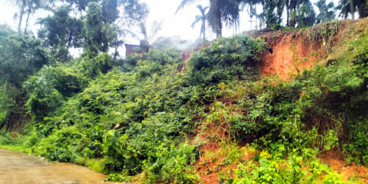 ಪುತ್ತೂರು: ಬೆಳ್ಳಿಪ್ಪಾಡಿ ಯ ಕುಂಡಾಪು ಬಳಿ ರಸ್ತೆಗೆ ದರೆ ಕುಸಿತದ ಭೀತಿ!