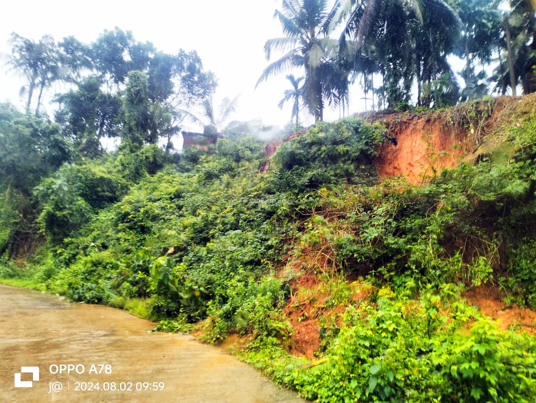 ಪುತ್ತೂರು: ಬೆಳ್ಳಿಪ್ಪಾಡಿ ಯ ಕುಂಡಾಪು ಬಳಿ ರಸ್ತೆಗೆ ದರೆ ಕುಸಿತದ ಭೀತಿ!