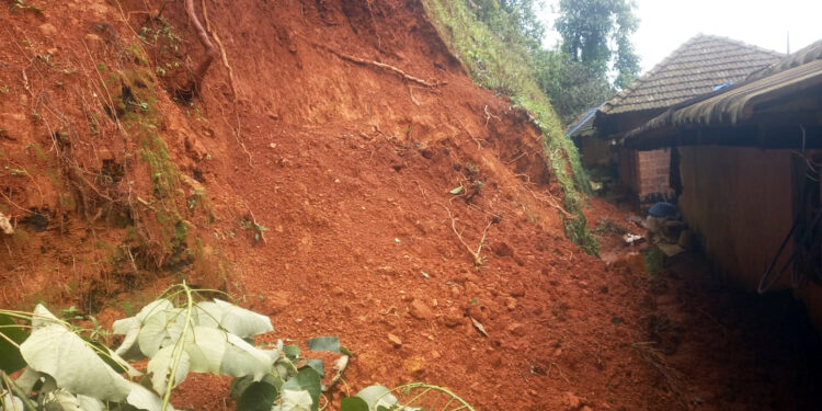 ಪುತ್ತೂರು: ಚಿಕ್ಕಮುಡ್ನೂರು ಗ್ರಾಮದ ಕಟ್ಟೆಮಜಲ್ ನಲ್ಲಿ ದರೆ ಕುಸಿದು ಮನೆಗೆ ಹಾನಿ