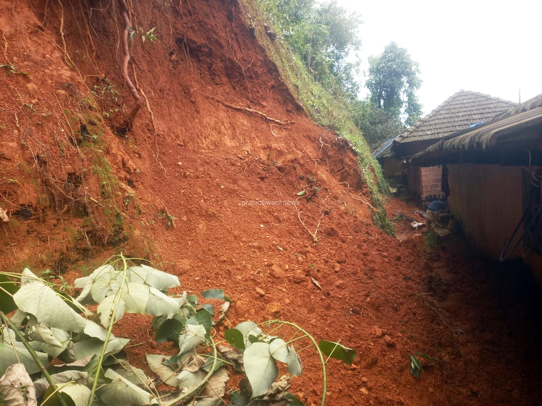 ಪುತ್ತೂರು: ಚಿಕ್ಕಮುಡ್ನೂರು ಗ್ರಾಮದ ಕಟ್ಟೆಮಜಲ್ ನಲ್ಲಿ ದರೆ ಕುಸಿದು ಮನೆಗೆ ಹಾನಿ