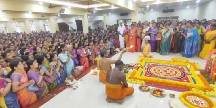 ಪುತ್ತೂರು ಶ್ರೀ ಮಹಾಲಿಂಗೇಶ್ವರ ದೇವಸ್ಥಾನದ ಸಭಾಭವನದಲ್ಲಿ ಶ್ರೀ ವರಮಹಾಲಕ್ಷ್ಮೀ ಪೂಜೆ- ಪ್ರಸಾದ ರೂಪದಲ್ಲಿ ಸೀರೆ ವಿತರಣೆ ನಿರೀಕ್ಷೆಗೂ ಮೀರಿದ ಆಗಮಿಸಿದ ಭಕ್ತರು