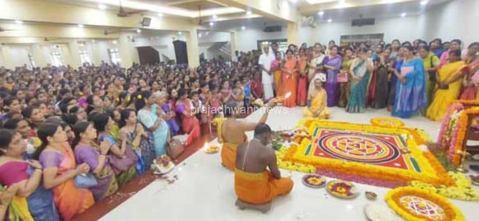 ಪುತ್ತೂರು ಶ್ರೀ ಮಹಾಲಿಂಗೇಶ್ವರ ದೇವಸ್ಥಾನದ ಸಭಾಭವನದಲ್ಲಿ ಶ್ರೀ ವರಮಹಾಲಕ್ಷ್ಮೀ ಪೂಜೆ- ಪ್ರಸಾದ ರೂಪದಲ್ಲಿ ಸೀರೆ ವಿತರಣೆ ನಿರೀಕ್ಷೆಗೂ ಮೀರಿದ ಆಗಮಿಸಿದ ಭಕ್ತರು
