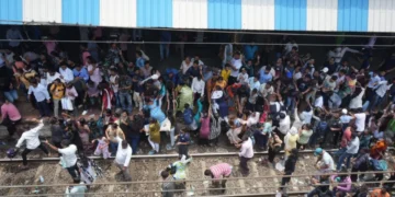 ಪುಟ್ಟ ಬಾಲಕಿಯರ ಮೇಲೆ ಶಾಲಾ ಅಟೆಂಡರ್ ಲೈಂಗಿಕ ದೌರ್ಜನ್ಯ; ಬದ್ಲಾಪುರ ರೈಲು ನಿಲ್ದಾಣದಲ್ಲಿ ‘ರೈಲ್ ರೋಕೋ’ ಪ್ರತಿಭಟನೆ