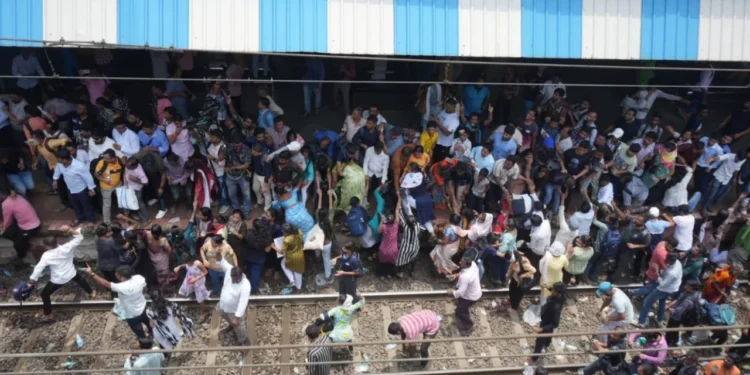 ಪುಟ್ಟ ಬಾಲಕಿಯರ ಮೇಲೆ ಶಾಲಾ ಅಟೆಂಡರ್ ಲೈಂಗಿಕ ದೌರ್ಜನ್ಯ; ಬದ್ಲಾಪುರ ರೈಲು ನಿಲ್ದಾಣದಲ್ಲಿ ‘ರೈಲ್ ರೋಕೋ’ ಪ್ರತಿಭಟನೆ