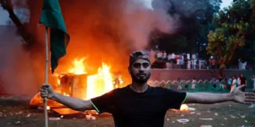 ಬಾಂಗ್ಲಾ ಹಿಂದೂಗಳ ಮೇಲಿನ ದಾಳಿ ದೇವರ ಮೂರ್ತಿಗಳ ಧ್ವಂಸ; ಹಿಂದೂಗಳ ರಕ್ಷಣೆಗೆ ಸೇನೆ, ಪೊಲೀಸರೇ ಹಿಂದೇಟು