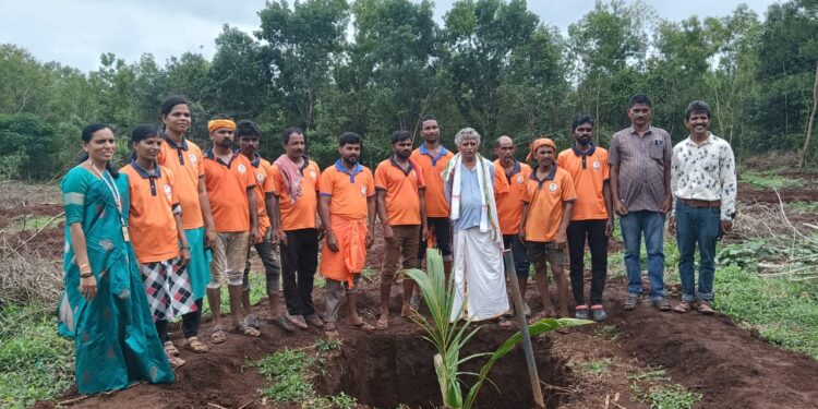 ನವೋದಯ ಪ್ರೌಢಶಾಲೆ ಬೆಟ್ಟoಪಾಡಿಯಲ್ಲಿ, ಬೆಟ್ಟoಪಾಡಿ ಶೌರ್ಯ ವಿಪತ್ತು ನಿರ್ವಹಣಾ ಘಟಕ, ಶಾಲಾ ಆಡಳಿತ ಮಂಡಳಿ, ಶಿಕ್ಷಕ ರಕ್ಷಕ ಸಂಘದ ವತಿಯಿಂದ ತೆoಗಿನ ಸಸಿ ನಾಟಿ