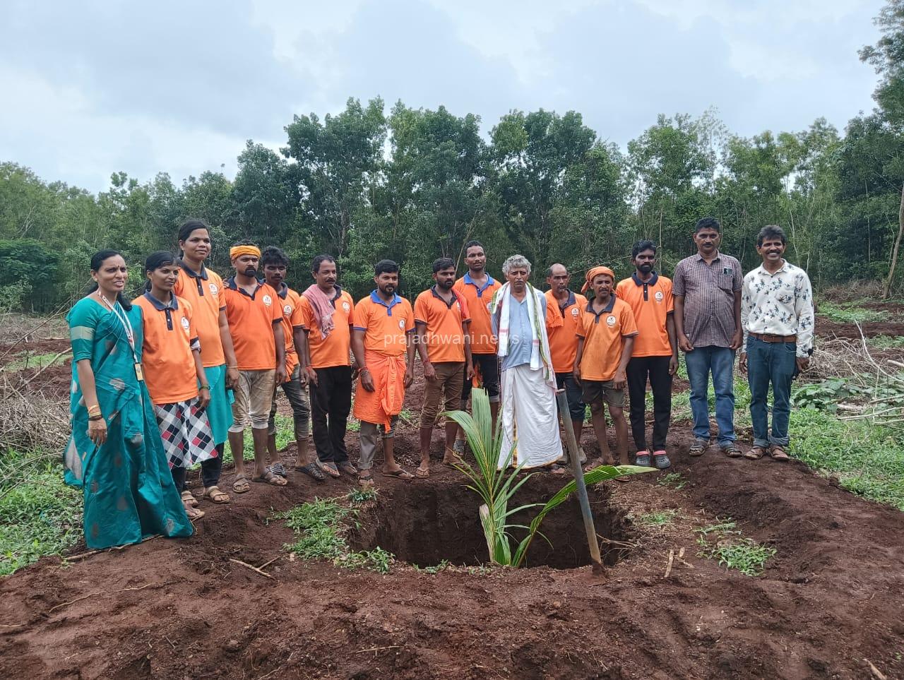 ನವೋದಯ ಪ್ರೌಢಶಾಲೆ ಬೆಟ್ಟoಪಾಡಿಯಲ್ಲಿ, ಬೆಟ್ಟoಪಾಡಿ ಶೌರ್ಯ ವಿಪತ್ತು ನಿರ್ವಹಣಾ ಘಟಕ, ಶಾಲಾ ಆಡಳಿತ ಮಂಡಳಿ, ಶಿಕ್ಷಕ ರಕ್ಷಕ ಸಂಘದ ವತಿಯಿಂದ ತೆoಗಿನ ಸಸಿ ನಾಟಿ