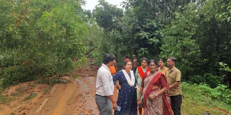 ಪುತ್ತೂರು: ಪಡ್ನೂರು ಗ್ರಾಮದ ಬೇರಿಕೆ ಎಂಬಲ್ಲಿ ಗುಡ್ಡ ಕುಸಿತ ಮುಚ್ಚಿ ಹೋದ ರಸ್ತೆ