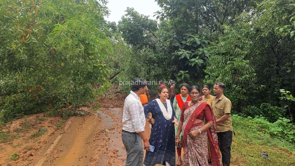 ಪುತ್ತೂರು: ಪಡ್ನೂರು ಗ್ರಾಮದ ಬೇರಿಕೆ ಎಂಬಲ್ಲಿ ಗುಡ್ಡ ಕುಸಿತ ಮುಚ್ಚಿ ಹೋದ ರಸ್ತೆ