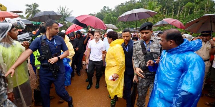 ಕೇರಳ : ಪ್ರವಾಹದಿಂದ ತತ್ತರಿಸಿದ ವಯನಾಡಿಗೆ ರಾಹುಲ್ ಗಾಂಧಿ ಮತ್ತು ಪ್ರಿಯಾಂಕಾ ಗಾಂಧಿ ಬೇಟಿ.