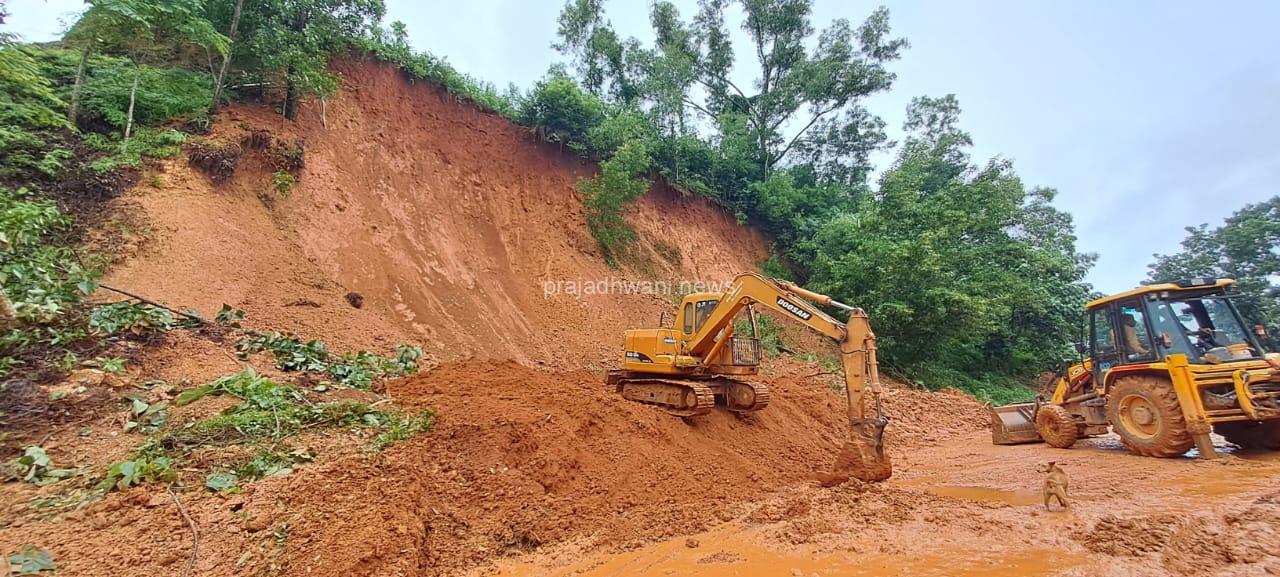 ಪುತ್ತೂರು: ಮರ ಬೀಳುವ ಪರಿಸ್ಥಿತಿಯಲ್ಲಿದೆ ತಕ್ಷಣ ತೆರವು ಮಾಡದ್ದಿದ್ದಾರೆ ಮತ್ತೊಂದು ಅನಾಹುತ ದಾರಿ