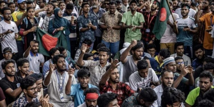 ಬಾಂಗ್ಲಾ: ಪ್ರತಿಭಟನಾಕಾರರಿಂದ ಬಾಂಗ್ಲಾ ಸುಪ್ರೀಂ ಕೋರ್ಟ್ ಮುತ್ತಿಗೆ- ಮುಖ್ಯ ನ್ಯಾಯಮೂರ್ತಿಯಿಂದ ರಾಜೀನಾಮೆ.