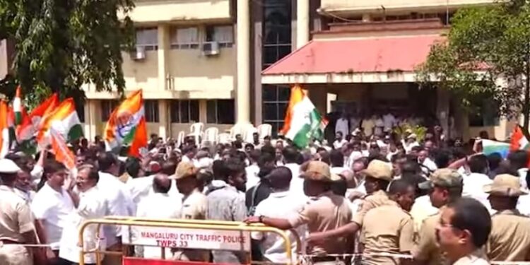 ಸಿದ್ದರಾಮಯ್ಯ ವಿರುದ್ದ ಪ್ರಾಸಿಕ್ಯೂಷನ್ ಗೆ ಅನುಮತಿ ನೀಡಿರುವುದನ್ನು ಖಂಡಿಸಿ ಕಾಂಗ್ರೆಸ್ ಪ್ರತಿಭಟನೆ ವೇಳೆ ಪೊಲೀಸರ ಎದುರೇ ಬಸ್ ಗೆ ಕಲ್ಲು ತೂರಾಟ : ಮೂವರು ಅರೆಸ್ಟ್ ; ಹಲವರ ವಿರುದ್ಧ ಪ್ರಕರಣ ದಾಖಲು!