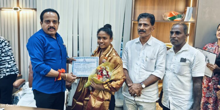 ರಾಜ್ಯ ಮಟ್ಟದ ವೈಟ್ ಲಿಫ್ಟ್ ಚಿನ್ನದ ಪದಕ ವಿಜೇತೆ ಸ್ಪಂದನಾ ಕೆ ಪುಣಚಾ  ರಿಗೆ ಶಾಸಕರಿಂದ ಸನ್ಮಾನ