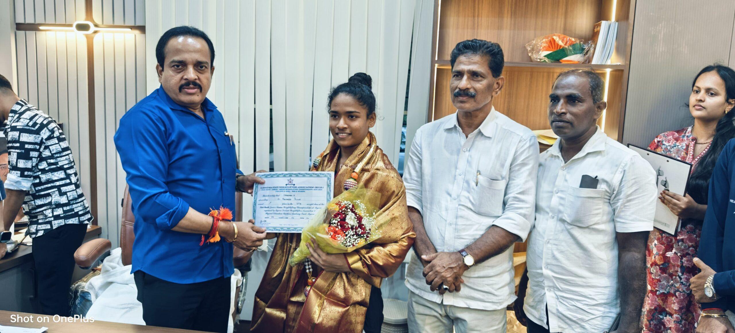ರಾಜ್ಯ ಮಟ್ಟದ ವೈಟ್ ಲಿಫ್ಟ್ ಚಿನ್ನದ ಪದಕ ವಿಜೇತೆ ಸ್ಪಂದನಾ ಕೆ ಪುಣಚಾ ರಿಗೆ ಶಾಸಕರಿಂದ ಸನ್ಮಾನ