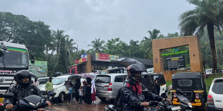 ಪುತ್ತೂರು : ಮಾಣಿ ನೇರಳಕಟ್ಟೆ ರಸ್ತೆ ಬ್ಲಾಕ್, ನೇರಳಕಟ್ಟೆ ಜನಪ್ರಿಯ ಹಾಲ್ ಬಳಿ ಘಟನೆ. ವಾಹನ ಸವಾರರ ಪರದಾಟ