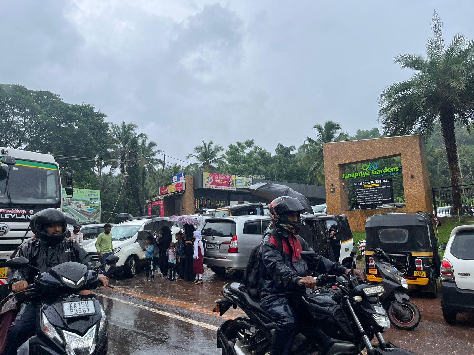 ಪುತ್ತೂರು : ಮಾಣಿ ನೇರಳಕಟ್ಟೆ ರಸ್ತೆ ಬ್ಲಾಕ್, ನೇರಳಕಟ್ಟೆ ಜನಪ್ರಿಯ ಹಾಲ್ ಬಳಿ ಘಟನೆ. ವಾಹನ ಸವಾರರ ಪರದಾಟ